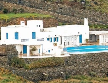 Αυτή είναι η «μοιραία» πολυτελής βίλα των 224 τ.μ. και 4 εκ. ευρώ του ζεύγους Παπαντωνίου στη Σύρο (φωτό)